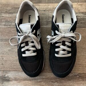 Women’s size 7.5 Saucony shadow tennis shoes